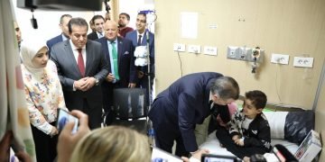 وزير الصحة ونظيره التركي يتفقدان الخدمات الطبية المقدمة للجرحى والأطفال الفلسطينيين الذين يتلقون العلاج بالمستشفيات المصرية