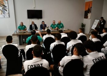 وزير الرياضة يزور لاعبي المنتخب الاولمبي لكرة القدم بمقر اقامتهم