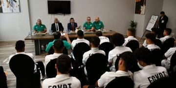 وزير الرياضة يزور لاعبي المنتخب الاولمبي لكرة القدم بمقر اقامتهم