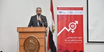 وزير العمل ومحافظ بني سويف يشهدان حفل تَخَرُجّ 103 سيدة من برنامج تدريبي على مِهن يحتاجها سو ق العمل