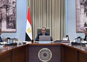 رئيس الوزراء يتابع مع رئيس الجهاز المركزي للتنظيم والإدارة عدداً من ملفات العمل في مقدمتها المسابقات المركزية