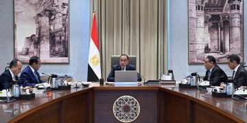 رئيس الوزراء يتابع مع رئيس الجهاز المركزي للتنظيم والإدارة عدداً من ملفات العمل في مقدمتها المسابقات المركزية