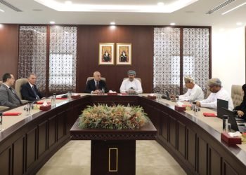 وزير الإسكان يلتقى رئيس الهيئة العامة للمناطق الاقتصادية والمناطق الحرة العماني لبحث سبل التعاون المشترك