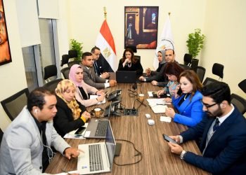 السفيرة سها جندي تستعرض تقرير من غرفة عمليات وزارة الهجرة لمتابعة انتخابات المصريين بالخارج