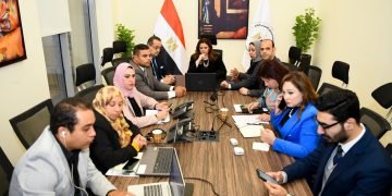 السفيرة سها جندي تستعرض تقرير من غرفة عمليات وزارة الهجرة لمتابعة انتخابات المصريين بالخارج