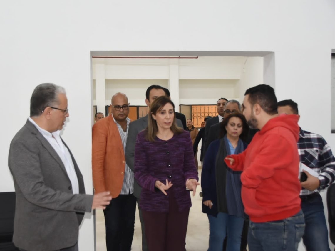 وزيرة الثقافة تتفقد مشروع تطوير مجمع الفنون المعاصرة ومكتبة 15 مايو