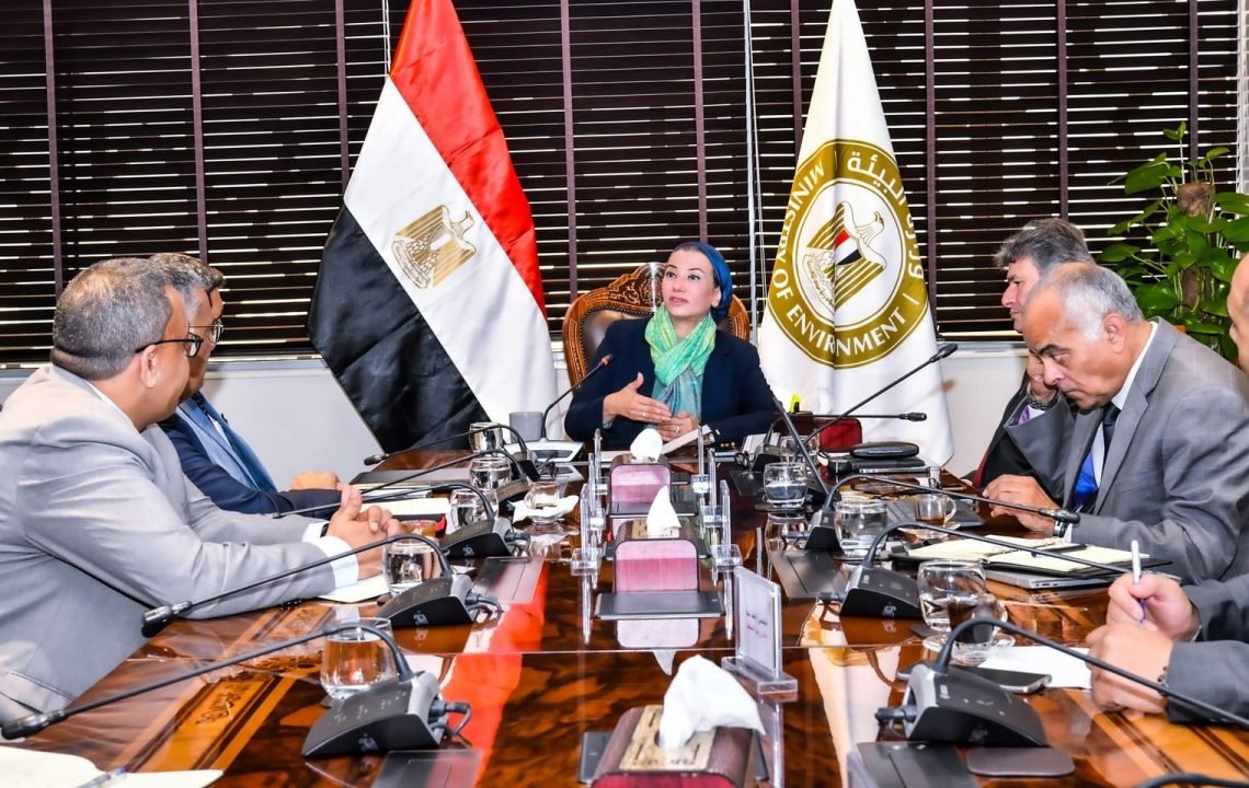 وزيرة البيئة تعقد اجتماعاً موسعاً مع ممثلى وزارتى البترول والكهرباء بشأن تشجيع الاستثمارات فى مجال تحويل المخلفات إلى طاقة