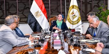 وزيرة البيئة تعقد اجتماعاً موسعاً مع ممثلى وزارتى البترول والكهرباء بشأن تشجيع الاستثمارات فى مجال تحويل المخلفات إلى طاقة