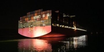 الفريق أسامة ربيع: السفينة  ONE ORPHEUS تستأنف عبورها للقناة مرة أخرى… وحركة الملاحة بالقناة منتظمة
