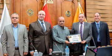مجلس جامعة بني سويف يكرم أعضاء الجهاز الإداري ممن بلغوا السن القانونية خلال ديسمبر