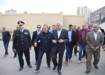 محافظ الجيزة يتفقد أعمال التطوير الجارية بمحيط السكة الحديد ببشتيل قبل افتتاحها .