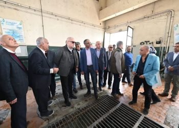 وزير الإسكان يتفقد محطة تنقية مياه الشرب بالجيزة بطاقة 150 ألف م3 يومياً والمأخذ المُغذى لها