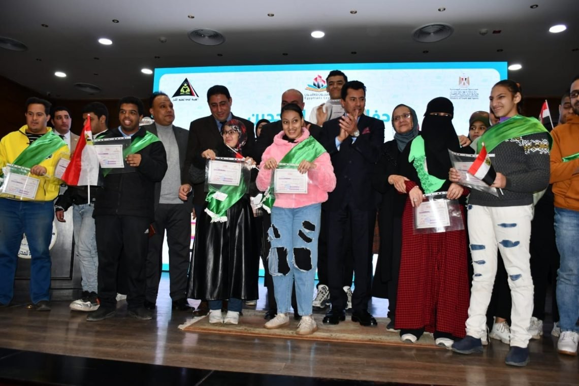 وزير الشباب والرياضة يكرم ذوي القدرات والهمم الناجحين بمشروع “المصريون يتعلمون “