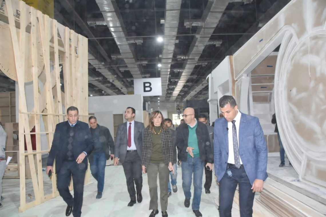 وزيرة الثقافة تتفقد تجهيزات معرض القاهرة الدُولي للكتاب وتوجه بتسهيل المسارات الخاصة بكبار السن وذوي القدرات الخاصة بكافة القاعات