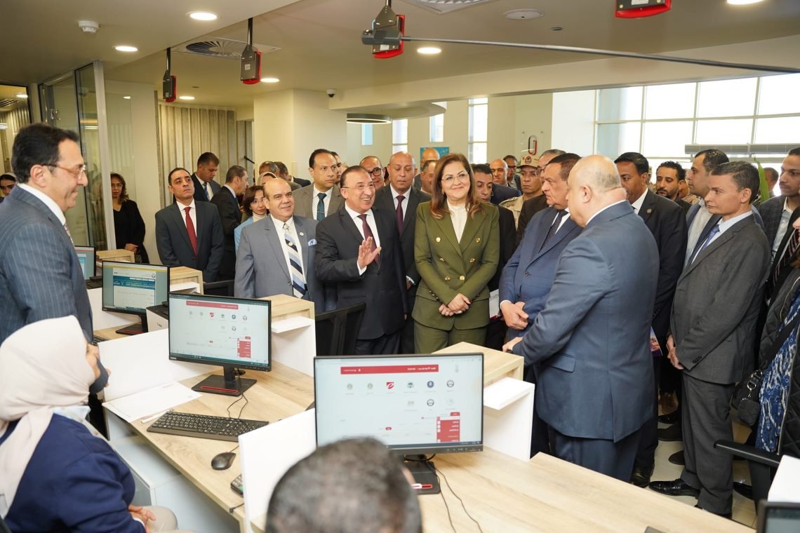 وزيرا التخطيط ومحافظ الإسكندرية يفتتحوا مركز خدمات مصر