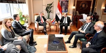 وزير التجارة والصناعة يبحث مع سفير إيطاليا بالقاهرة فرص تعزيز التعاون الاقتصادي بين البلدين