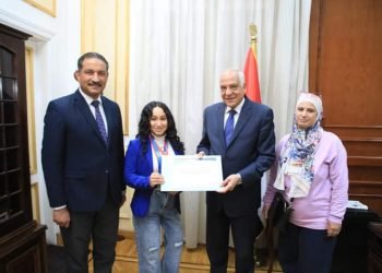 محافظ الجيزة يكرم طالبة من ذوى الهمم لحصولها على الميدالية الذهبية ببطولة انجلترا