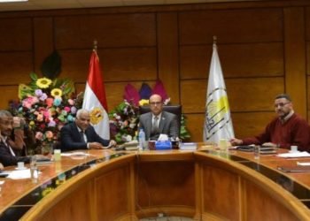 رئيس جامعة أسيوط يرأس اجتماع اللجنة التنسيقية العليا لمتابعة مشروع مستشفى 2020 لعلاج الأورام