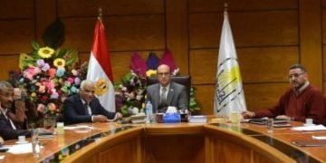 رئيس جامعة أسيوط يرأس اجتماع اللجنة التنسيقية العليا لمتابعة مشروع مستشفى 2020 لعلاج الأورام