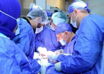 رئيس جامعة سوهاج يجري جراحة لإنقاذ حياة طفلة مصابة بشلل ولادي