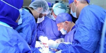 رئيس جامعة سوهاج يجري جراحة لإنقاذ حياة طفلة مصابة بشلل ولادي