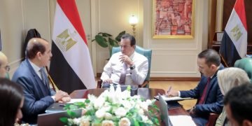 وزير الصحة يوجه بتكثيف الإجراءات الوقائية للاكتشاف المبكر ومنع دخول أي أمراض معدية من الخارج