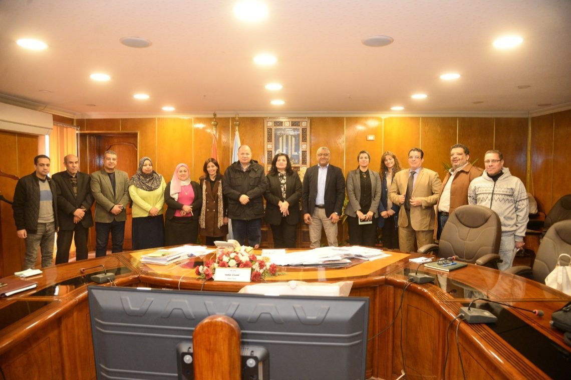 محافظ أسيوط يلتقي وفداً من المستثمرين الايطاليين لبحث الفرص الاستثمارية بالمحافظة