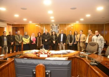 محافظ أسيوط يلتقي وفداً من المستثمرين الايطاليين لبحث الفرص الاستثمارية بالمحافظة