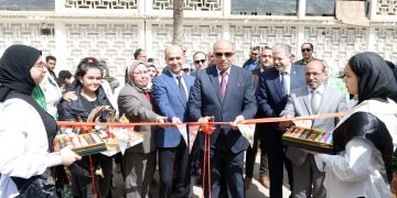 رئيس جامعة المنصورة يفتتح السوق الخيرى ” ست الستات المصرية”