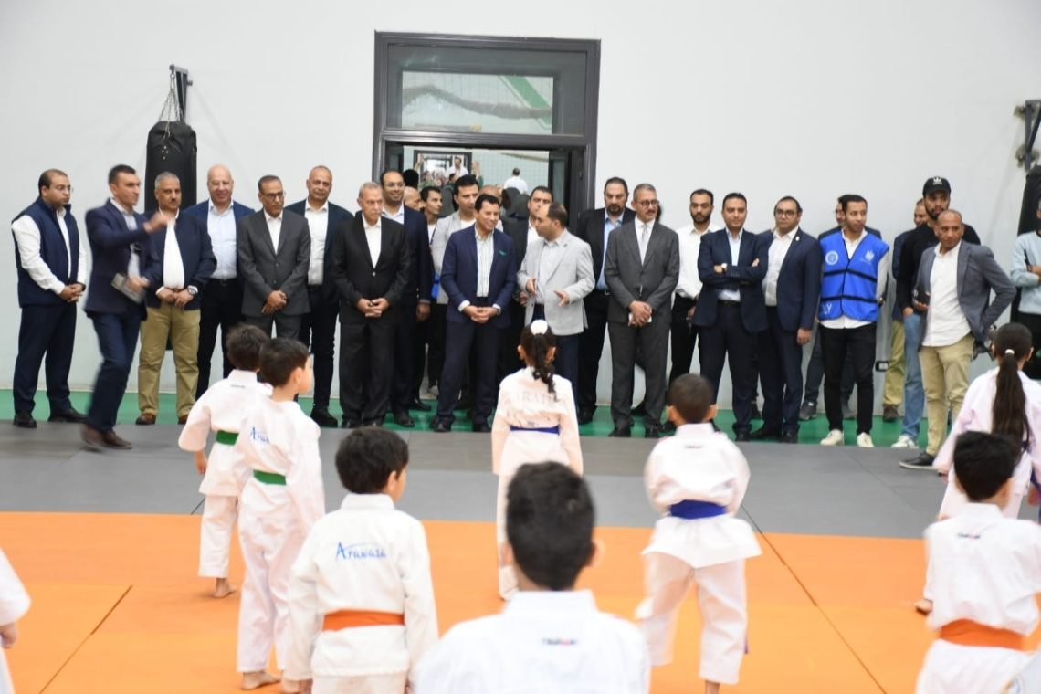 وزير الرياضة يفتتح حمام السباحة الأولمبي في نادى سيتي كلوب ببنها
