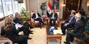 وزير المشروعات الإيطالي: حريصون على تقديم الدعم الفني والتكنولوجي للصناعة المصرية في مجالات الجلود والرخام والأثاث