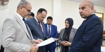 الزبيدي يتفقد اللجنة المركزية المكلفة بإدارة الإمتحانات التقويمية لكليات التقنيات الصحية والطبية الحكومية والأهلية