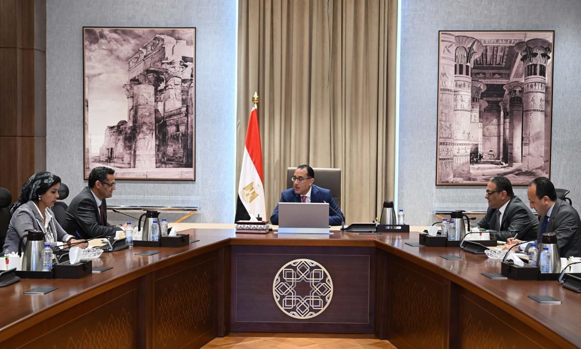 رئيس الوزراء يلتقي نقيب الصحفيين لمناقشة سبل تطوير ودعم مهنة الصحافة ودعم خدمات الصحفيين