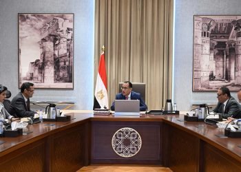 رئيس الوزراء يلتقي نقيب الصحفيين لمناقشة سبل تطوير ودعم مهنة الصحافة ودعم خدمات الصحفيين