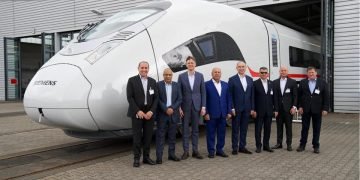 وزير النقل:  تنفيذ شبكة القطار الكهربائي السريع مع سيمنز العالمية  يمثل تجسيدا وعنوانا واضحا للصداقة بين الشعبين المصري والألماني