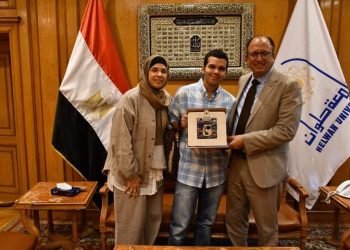 رئيس جامعة حلوان يكرم الطالب عبد الله أشرف الذي تم استوحاء شخصية نديم في مسلسل حالة خاصة منه