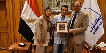 رئيس جامعة حلوان يكرم الطالب عبد الله أشرف الذي تم استوحاء شخصية نديم في مسلسل حالة خاصة منه