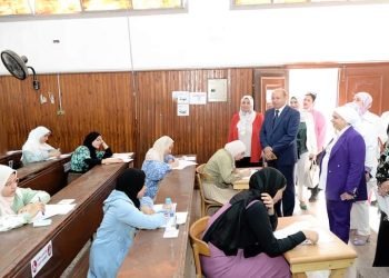 رئيس جامعة المنصورة يتفقد امتحانات الفصل الدراسي الثانى بكلية التربية للطفولة المبكرة للعام 2023-2024