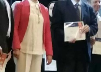 تربية عين شمس تمنح  د- حسام  عقل جائزة أفضل اختبار