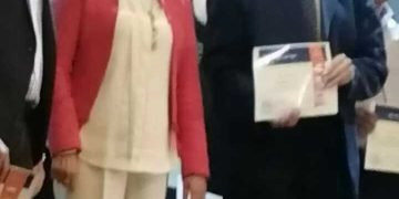 تربية عين شمس تمنح  د- حسام  عقل جائزة أفضل اختبار