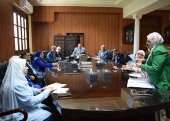 رئيس جامعة بني سويف يستعرض إنجازات الإدارة المركزية لشعب اللغات والبرامج الجديدة للعام الجاري