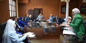 رئيس جامعة بني سويف يستعرض إنجازات الإدارة المركزية لشعب اللغات والبرامج الجديدة للعام الجاري