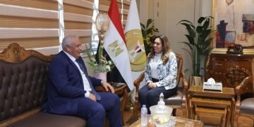 وزيرة التنمية المحلية تتابع مع محافظ الوادي الجديد تطورات الملفات التنموية والخدمية