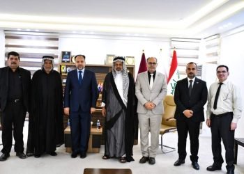 رئيس جامعة الفرات الأوسط يمنح الطالب كاظم طراد عاشور مقعد دراسي بعد ٣٤ عامًا من تركه الدراسة