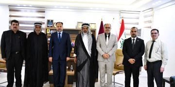 رئيس جامعة الفرات الأوسط يمنح الطالب كاظم طراد عاشور مقعد دراسي بعد ٣٤ عامًا من تركه الدراسة