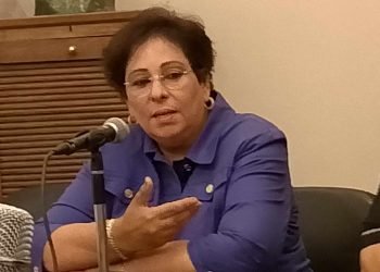 د عزة هيكل ، تنتقد قرار التعليم بتخفيف مناهج الثانوية العامة