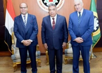 محافظ الدقهلية يكرم سكرتير عام المحافظة ووكيل وزارة التضامن الاجتماعي على فترة عملهما وخدمتهم التي ادوها بالمحافظة