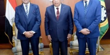 محافظ الدقهلية يكرم سكرتير عام المحافظة ووكيل وزارة التضامن الاجتماعي على فترة عملهما وخدمتهم التي ادوها بالمحافظة