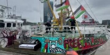 السفينة ” حنظلة ” تبحر من ميناء الدعم والمناصرة  إلى ميناءالتحدى الصريح بالإبحار لميناءغزة