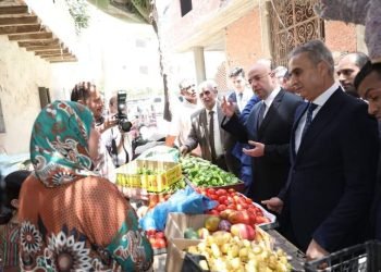 محافظ بني سويف يصطحب رئيس جهاز حماية المستهلك  في حملة رقابية على الأسواق والمخابز والمطاعم…. ويتوقفان لاختبار عمل باركود  (QR) مبادرة *السعر مش سر*